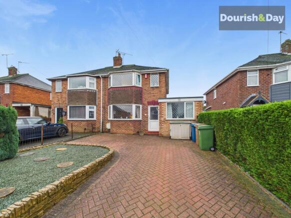 2 bed property, in Woodstock Road, £220,000