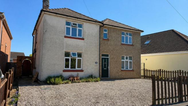 5 bed property, in Millpit Furlong, £395,000
