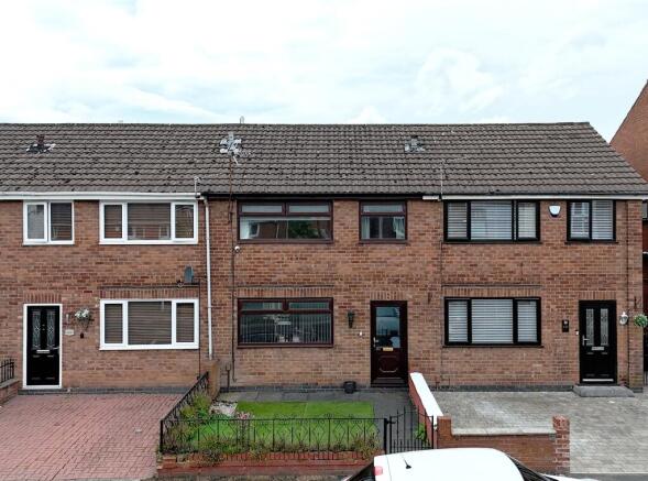 3 bed property, in Bank Street, £160,000