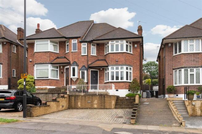 3 bed property, in Arnos Grove, £837,500