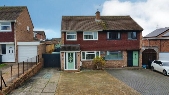 3 bed property, in Rowlands Rise, £270,000