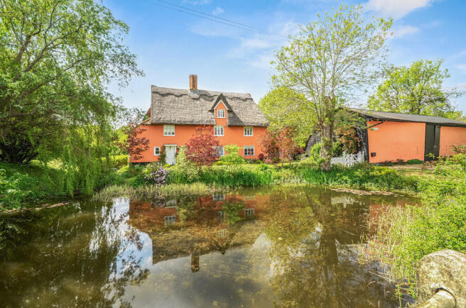 6 bed property, in Bradfield St George, £999,995