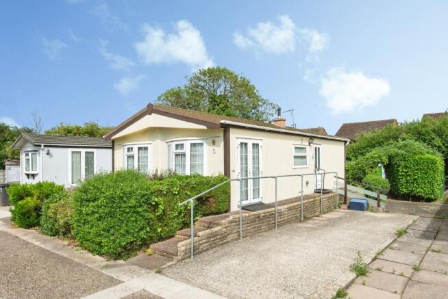 2 bed property, in Oughton Close, £120,000