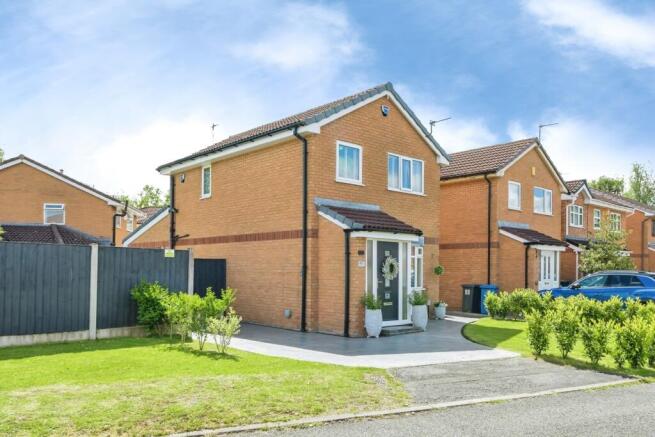 3 bed property, in Lockerbie Close, £300,000