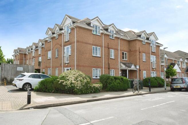 2 bed property, in Claremont Road, £135,000