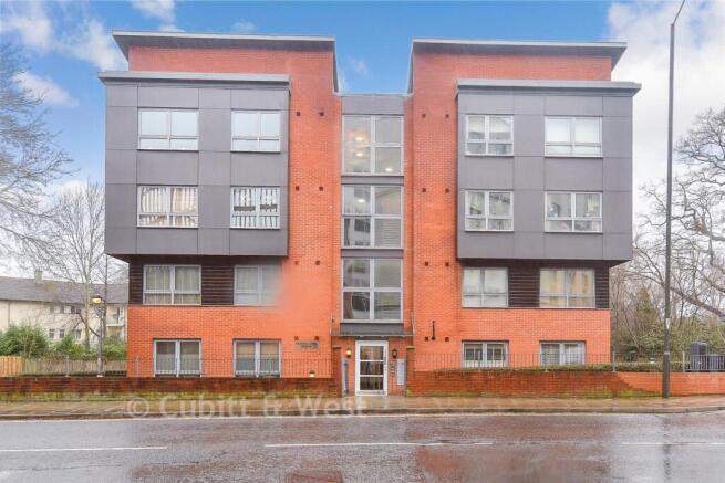2 bed property, in Pegler Way, £200,000