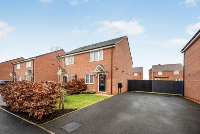 2 bed property, in Duke Street, £250,000