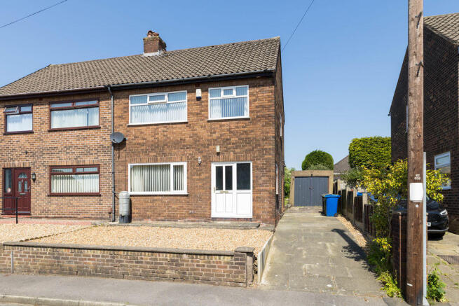 3 bed property, in Stroud Close, £180,000