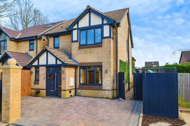 3 bed property, in Perham Way, £585,000
