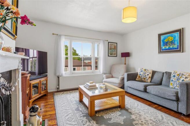 1 bed property, in Stowe Road, £425,000