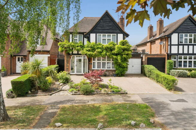 4 bed property, in Towers Road, £1,295,000