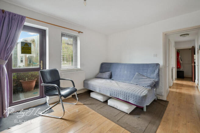 1 bed property, in Charlton Church Lane, £290,000