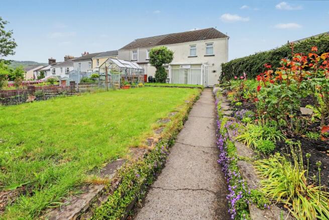 2 bed property, in Aberdare CF44, £199,000