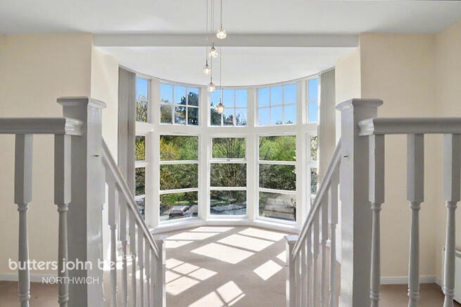 2 bed property, in Kingswood Park, £155,000