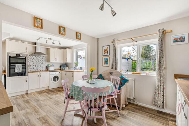 3 bed property, in Park View, £245,000