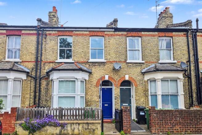 1 bed property, in Gayford Road, £265,000