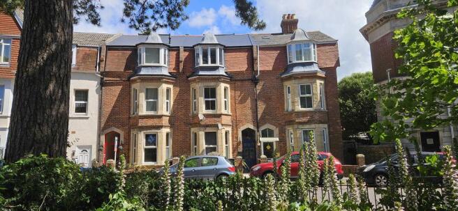 1 bed property, in The Crescent, £146,950