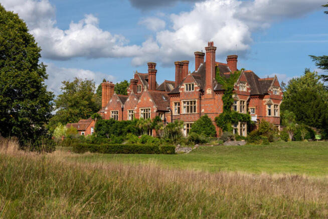 15 bed property, in Eastbury Lane, £3,500,000