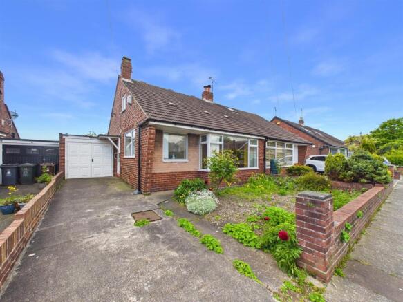 2 bed property, in Alder Grove, £325,000