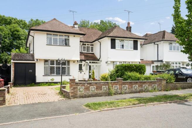 4 bed property, in Hillcroft Crescent, £750,000