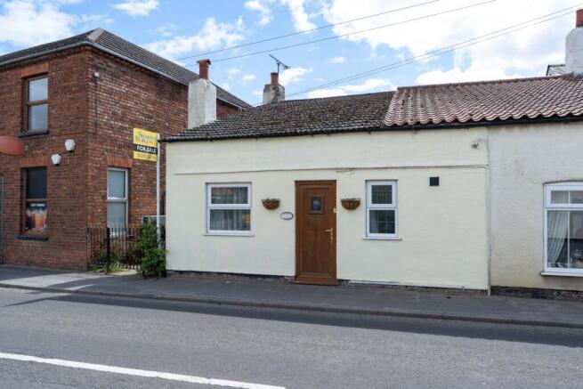 2 bed property, in Main Street, £129,950