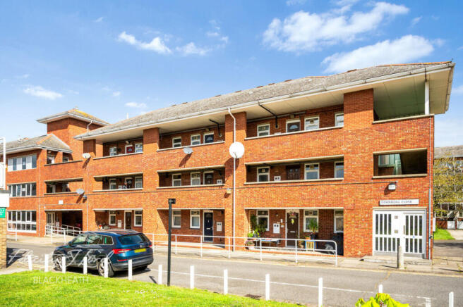 1 bed property, in Dornberg Close, £240,000