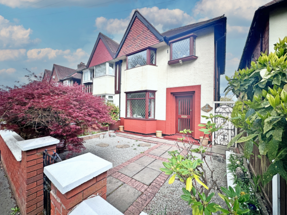 3 bed property, in Victoria Road, £220,000