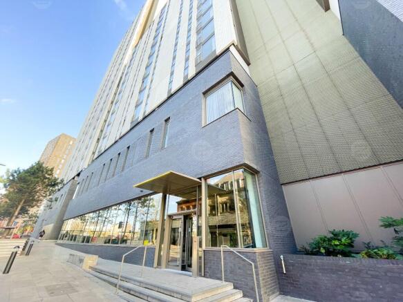 2 bed property, in 18th Floor, £320,000