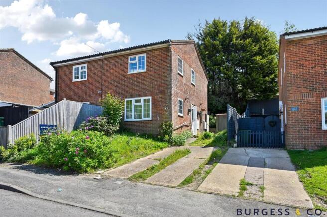 2 bed property, in Wentworth Way, £229,950