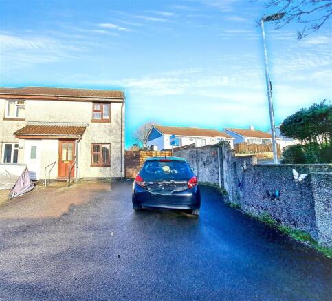 2 bed property, in Penryn TR10, £240,000