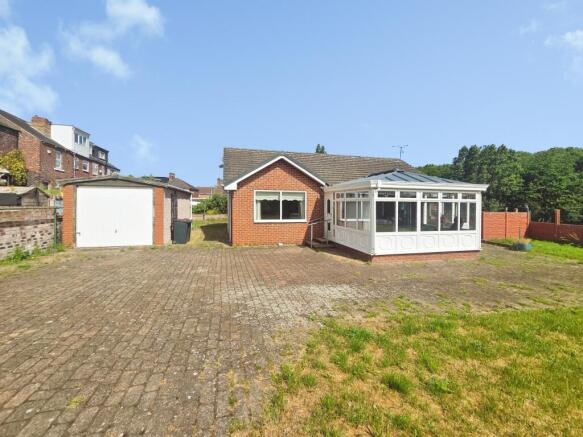 2 bed property, in Vicar Road, £275,000