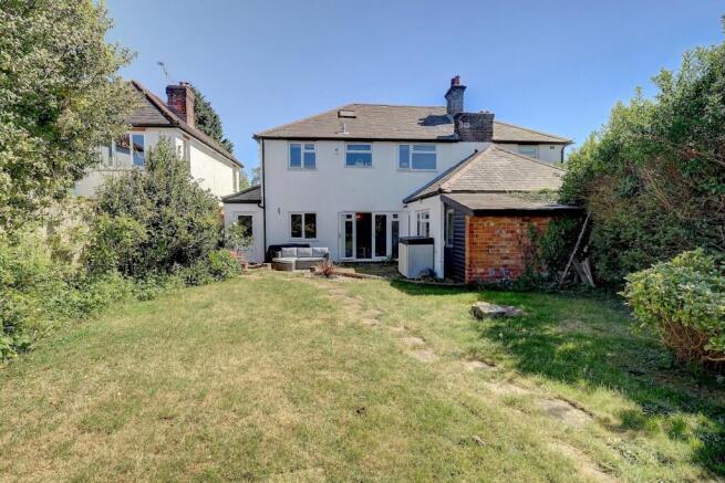 5 bed property, in Amersham Road, £575,000