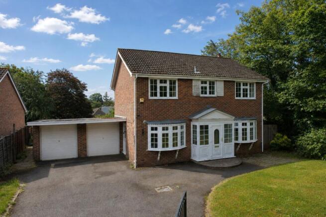 4 bed property, in Moreton Close, £695,000