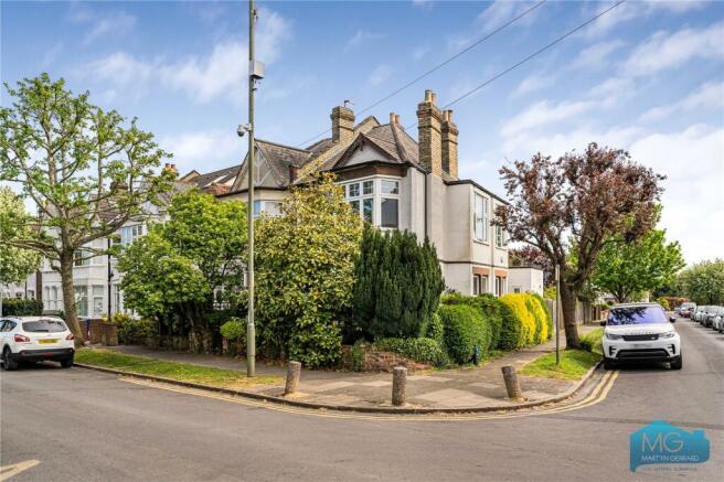 3 bed property, in Queens Avenue, £650,000