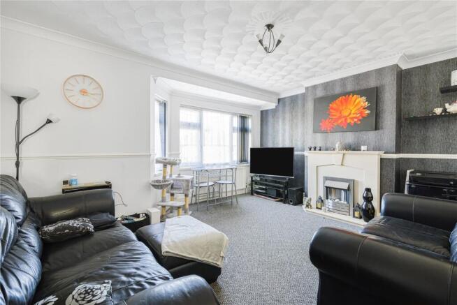 2 bed property, in Knockhall Chase, £220,000