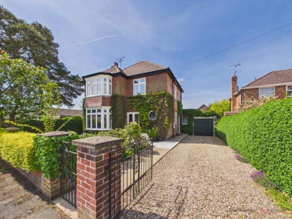 3 bed property, in Wold View Road South, £435,000