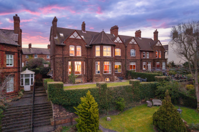 6 bed property, in The Sycamores - over 4, £800,000