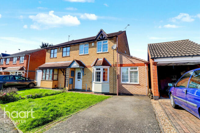 4 bed property, in Meadowsweet Road, £300,000