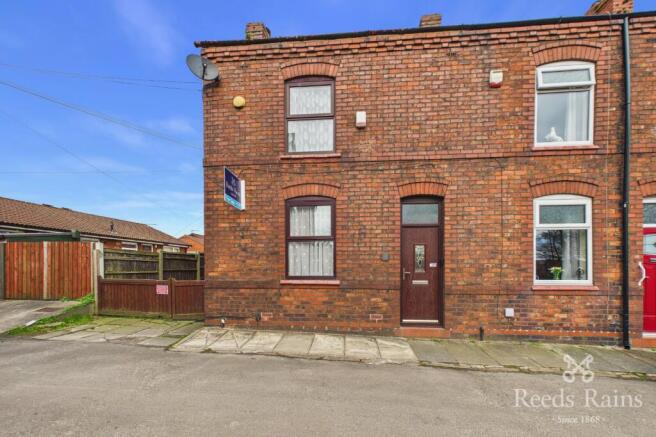 2 bed property, in St. John Street, £90,000