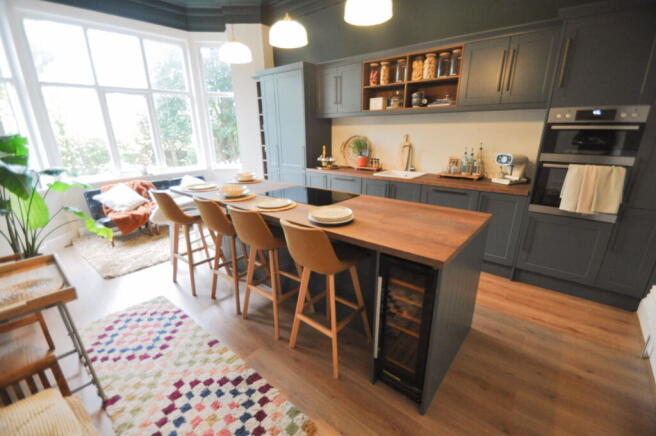 6 bed property, in Penkett Road, £545,000
