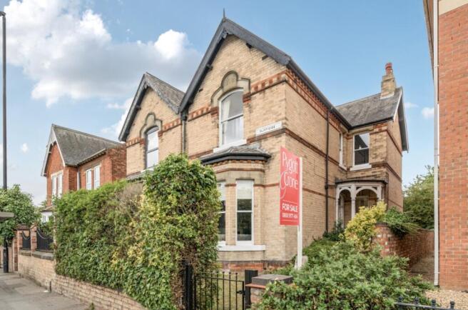 5 bed property, in St. Catherines, £350,000