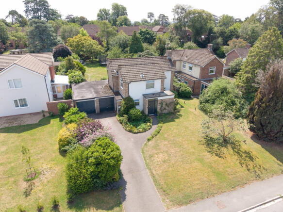 4 bed property, in Middle Lane, £570,000