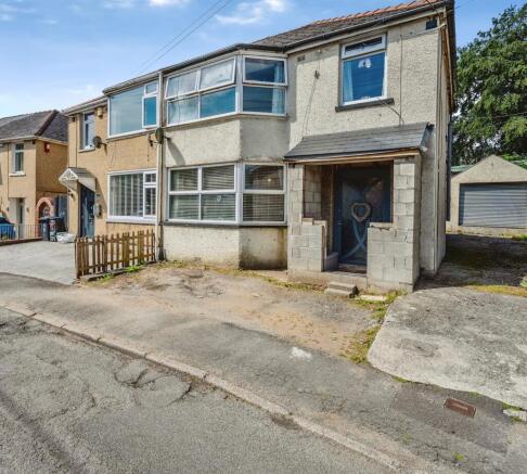 3 bed property, in Greenfield Crescent, £190,000