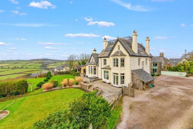7 bed property, in Launceston, £1,250,000