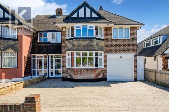 4 bed property, in Stoneleigh Park Road, £800,000
