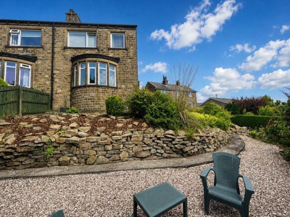 4 bed property, in Moorlands Avenue, £250,000