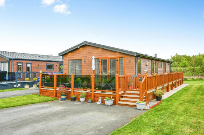 2 bed property, in Barns Way, £185,500