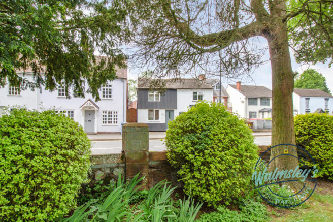 1 bed property, in Warwick Road, £250,000