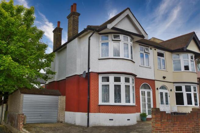 3 bed property, in Thornhill Gardens, £550,000