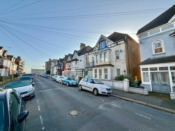2 bed property, in Albany Road, £175,000